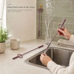 Brosse de nettoyage pour paille en silicone — En usage