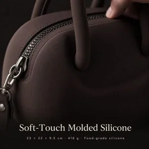Bolso tote y bandolera de silicona — Primer plano
